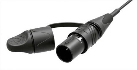 Čierny audio konektor so sňatou ochrannou krytkou, pripravený na zapojenie. Konektor má pevné teleso.