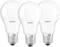 Tri biele LED žiarovky OSRAM s päticou E27 vedľa seba, úsporné a s dlhou životnosťou, vhodné pre vnútornú svetelnú inštaláciu.