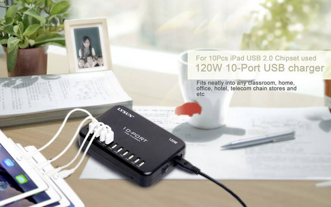 120W nabíjacia stanica s 10 USB portami zobrazuje niekoľko pripojených zariadení na pracovnom stole. Text zdôrazňuje jej vhodnosť pre kancelárske a hotelové použitie.