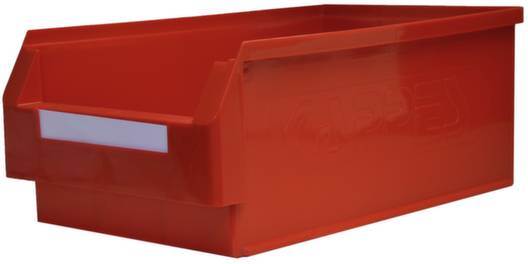 Červený plastový úložný box s otvorenou prednou stranou a držiakom štítku na boku. Vhodný na uskladnenie menších predmetov.