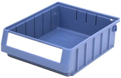 Modrý plastový úložný box s otvoreným dizajnom, zuborežnými bočnými stenami a bielym štítkom na prednej strane.