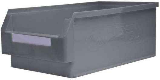 Sivý plastový úložný box s otvorom nauchopenie a štítkom vpredu. Vhodný na uskladnenie materiálov alebo drobných predmetov.