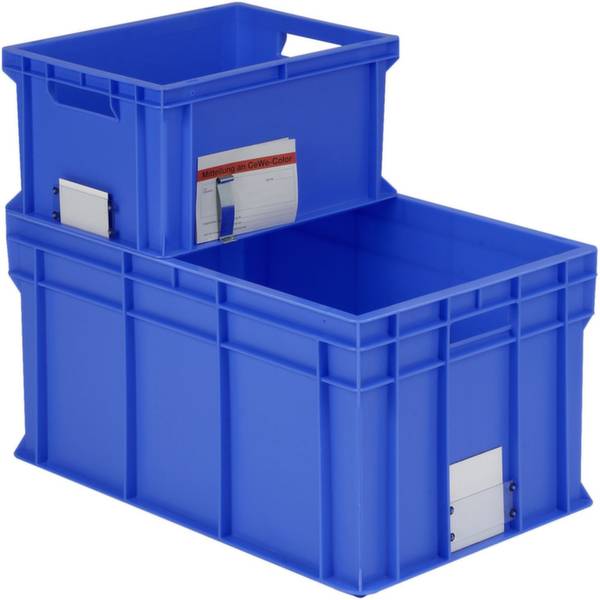Dva modré plastové boxy sú naukladané jeden na druhom. Obe majú na boku držiaky na etikety.