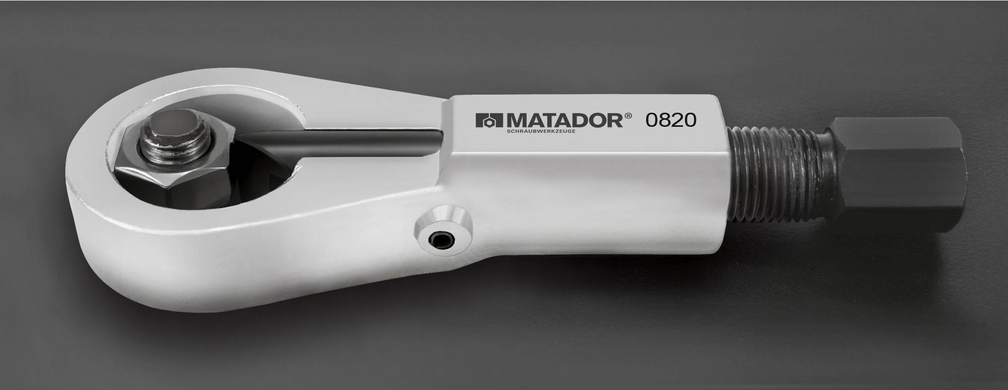 Strieborný hydraulický rezač skrutiek s nápisom 'MATADOR 0820', ležiaci na sivom povrchu.