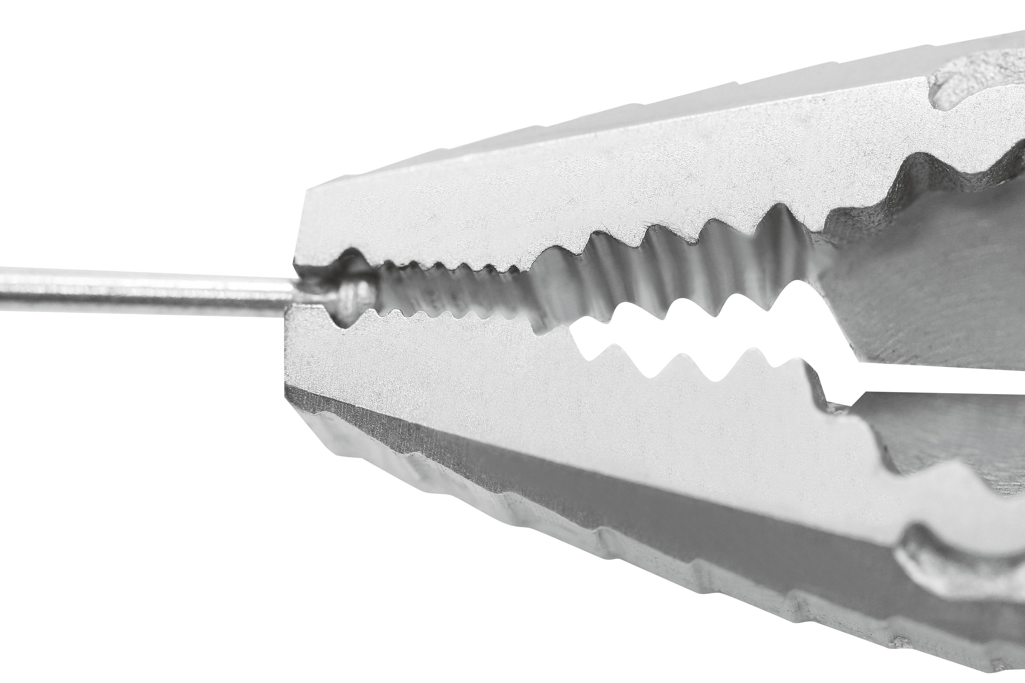 Detail zblízka kovovej svorky so zubaným okrajom, ktorá drží malý guľatý predmet na bielom pozadí.