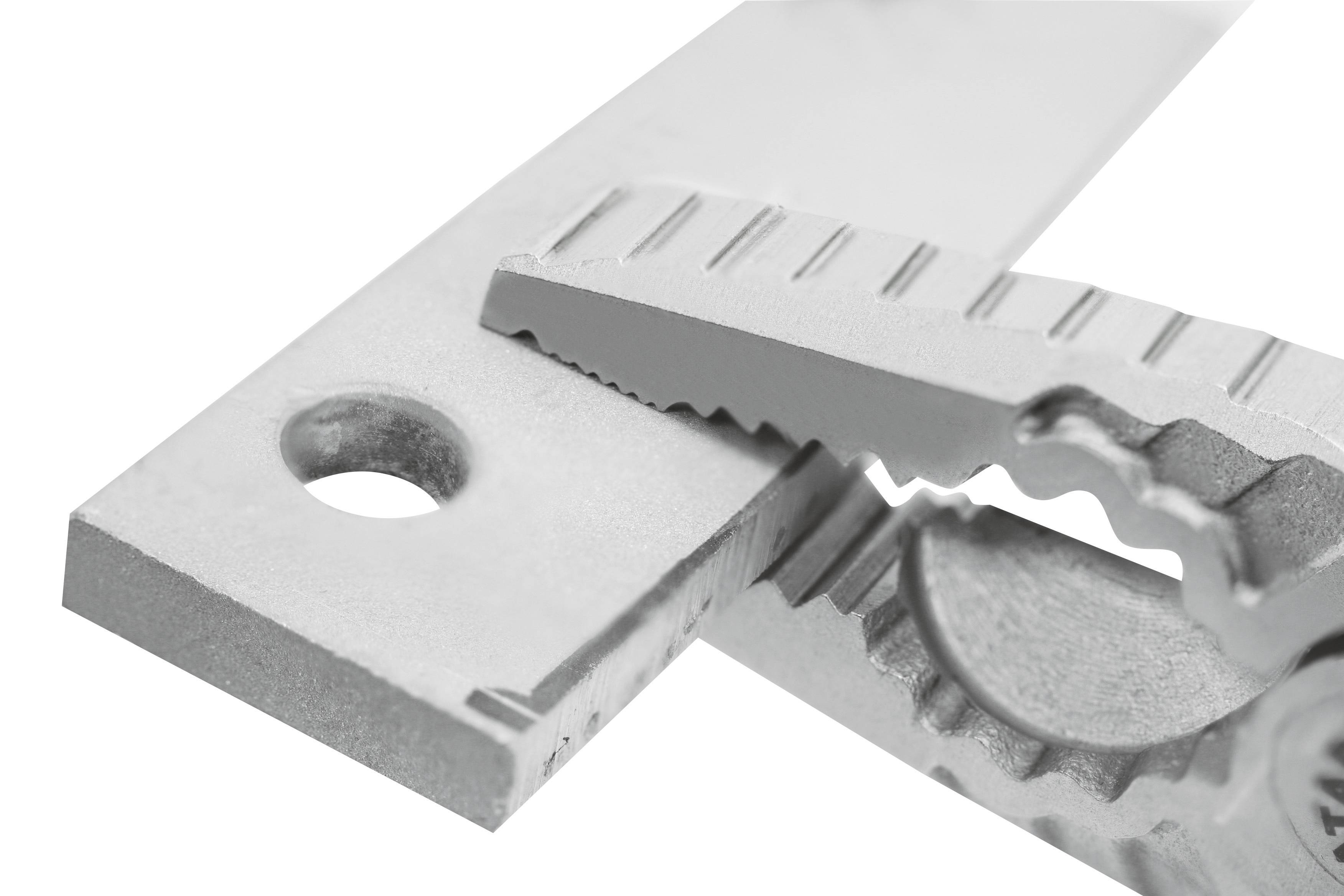 Strieborné kliešte sa zachytávajú na hrane kúska kovu s otvorom a ukazujú použitie v remesle alebo pri opravách.