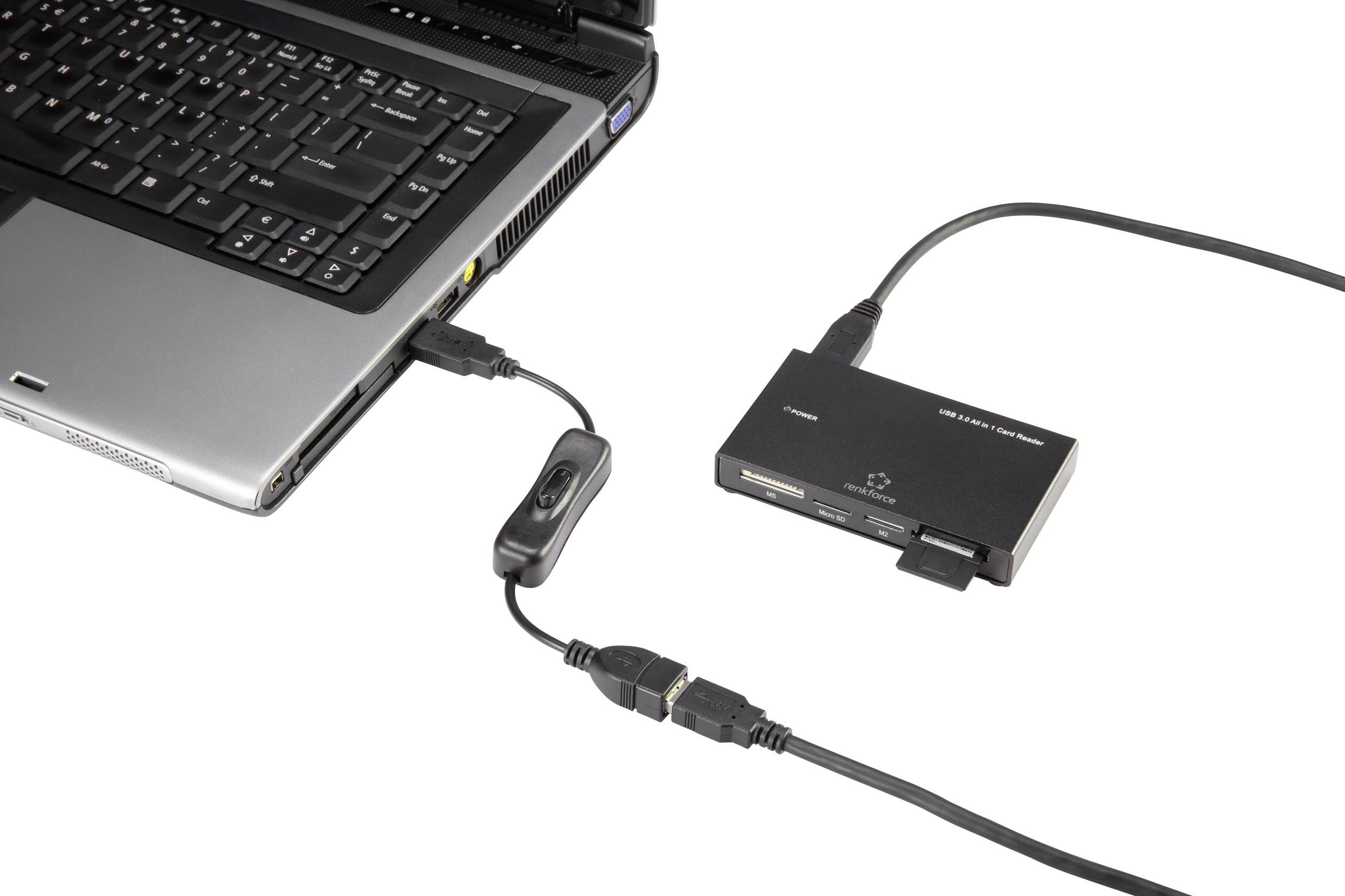 Notebook pripojený k externého pevného disku prostredníctvom USB kábla, znázorňuje situáciu prenosu dát alebo rozšírenia úložného priestoru.