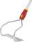 Červená a kovová záhradná motyka s žltým vlčím logom na rukoväti. Je určená na spracovanie pôdy v záhradníctve.