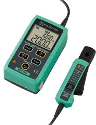 Zelený digitálny merací prístroj s displejom, ktorý zobrazuje hodnotu '20.00A'. Snímač je pripojený káblom a slúži na meranie prúdu.