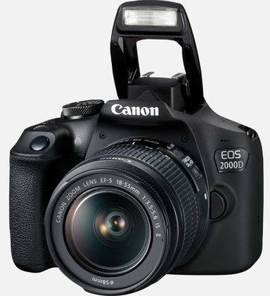 Digitálny fotoaparát Canon EOS 2000D so vstavaným bleskom a zoomovacím objektívom, pohľad spredu.