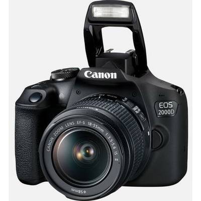 Digitálny fotoaparát Canon EOS 2000D so vstavaným bleskom a zoomovacím objektívom, pohľad spredu.