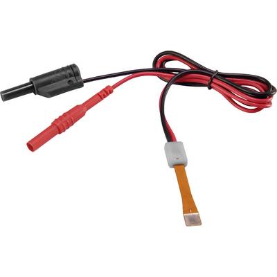 Červeno-čierny elektrický kábel so zástrčkami a plochým kovovým zakončením, vhodný pre meracie prístroje alebo elektrické zariadenia.