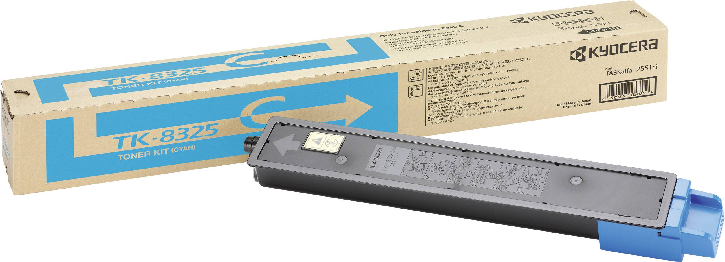 Toner-súprava Kyocera TK-8325 v dlhej kartónovej škatuli a čiernom tonerovom kontajneri s modrou čiapočkou, určená pre údržbu tlačiarne.