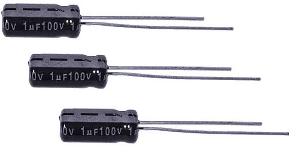 'Tri čierne elektrolytické kondenzátory so striebornými nožičkami, s nápisom: "10V 1µF 100V". Vhodné pre elektronické obvody.'