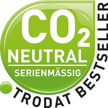 "CO2 NEUTRÁLNE SÉRIOVO" je napísané veľkými písmenami na zelenom kruhovom pozadí. Text pod tým znie: "TRODAT BESTSELLER".