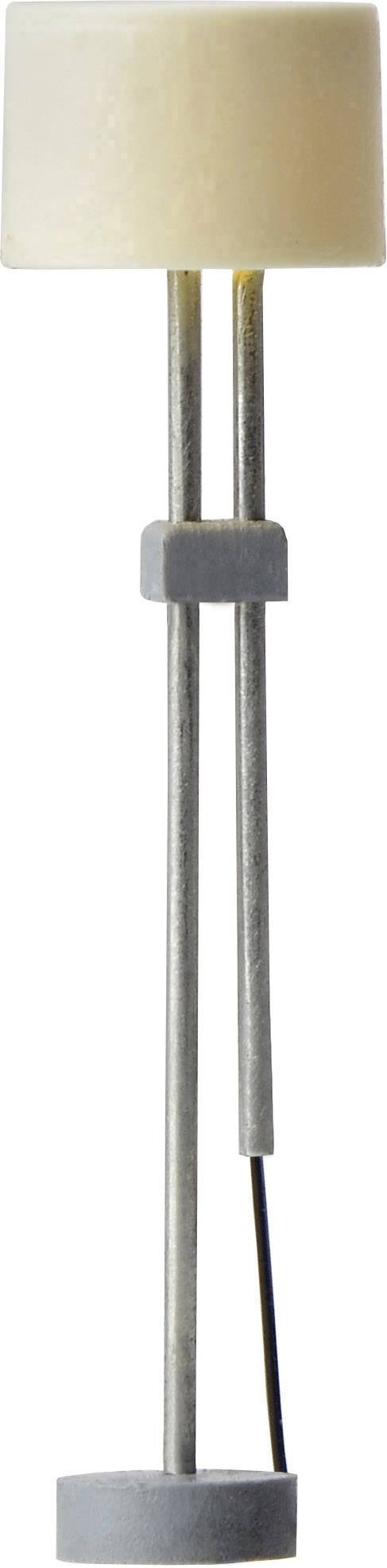 Stojanová lampa s valcovitým, krémovým tienidlom a štíhlou, šedou kovovou základňou; jednoduché moderné dizajnové riešenie.