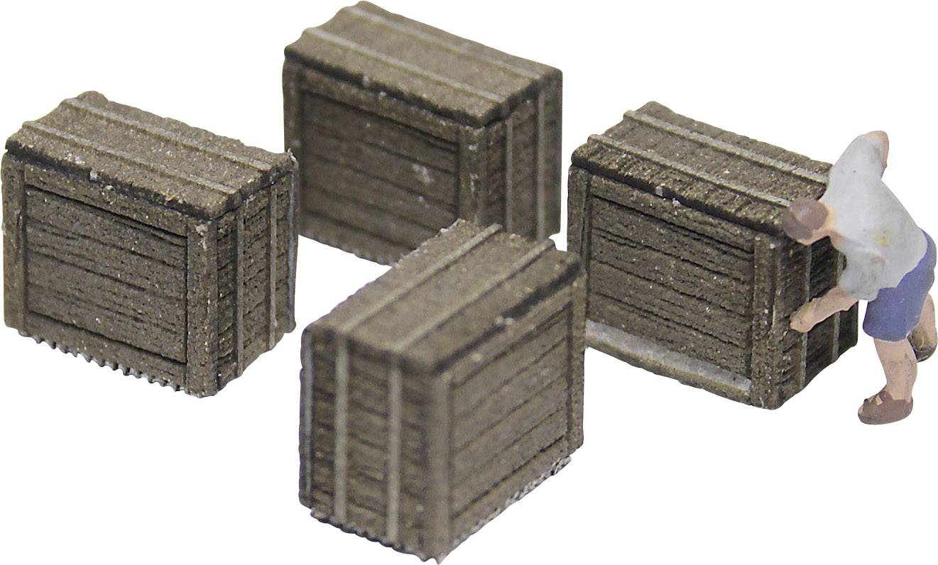 Miniatúrna pracovná scéna: Malá figúrka posúva jednu zo štyroch navŕšených drevených debien.