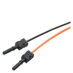 Dva elektrické káble, jeden čierny a jeden oranžový, s elektrickými konektormi, zobrazené na bielom pozadí.