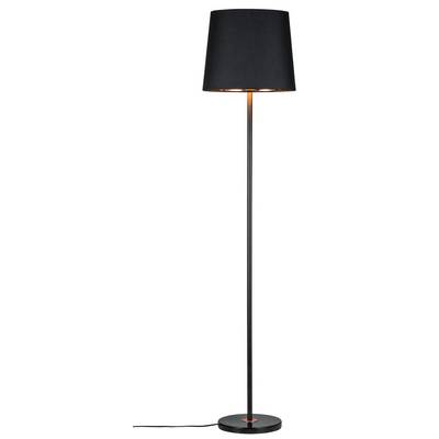 Stojanová lampa s čiernym tienidlom a štíhlym, priamym stojanom, umiestnená na okrúhlej základni; moderné a jednoduché svetelné riešenie.