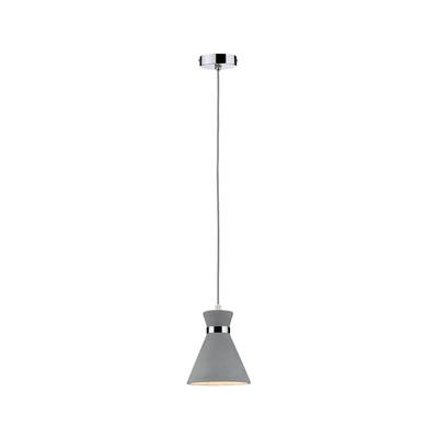 Šedá kónická závesná lampa s chrómovými akcentmi, pripevnená na dlhom kábli, vhodná do moderných interiérov.
