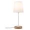 Malá stolná lampa s bielym tienidlom a okrúhlou drevenou základňou, pred neutrálnym pozadím.