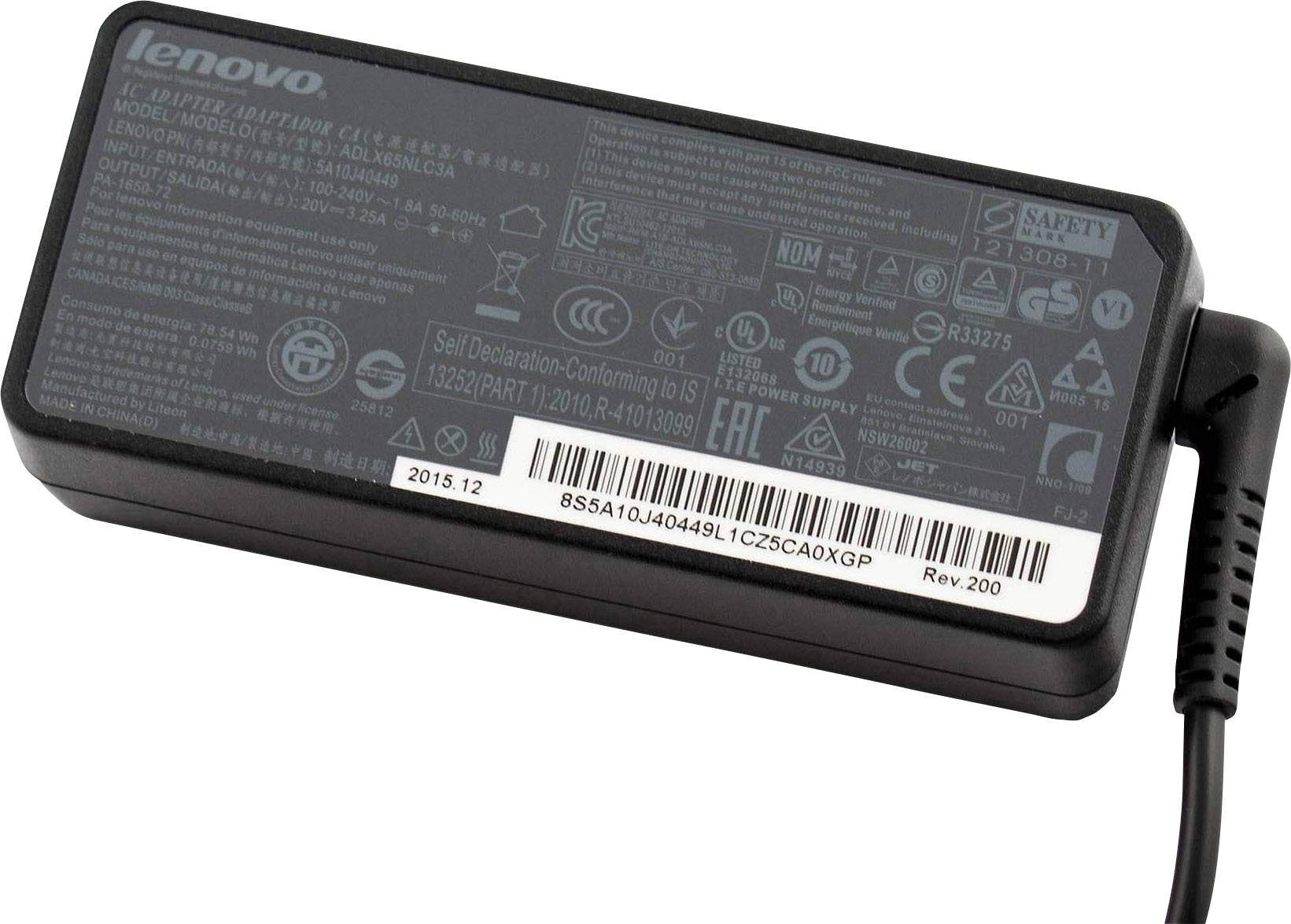 Čierna napájacia jednotka Lenovo s bielymi nápismi a technickými údajmi. Kábel na pripojenie je vpravo a mierne smeruje nadol.