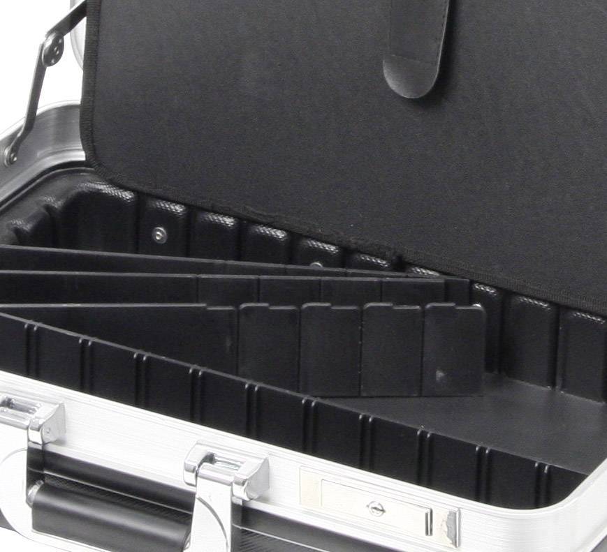 Otvorený, prázdny kufor s priehradkami z čierneho materiálu vo vnútri. Kufor je vyrobený z kovu a má strieborné akcenty.