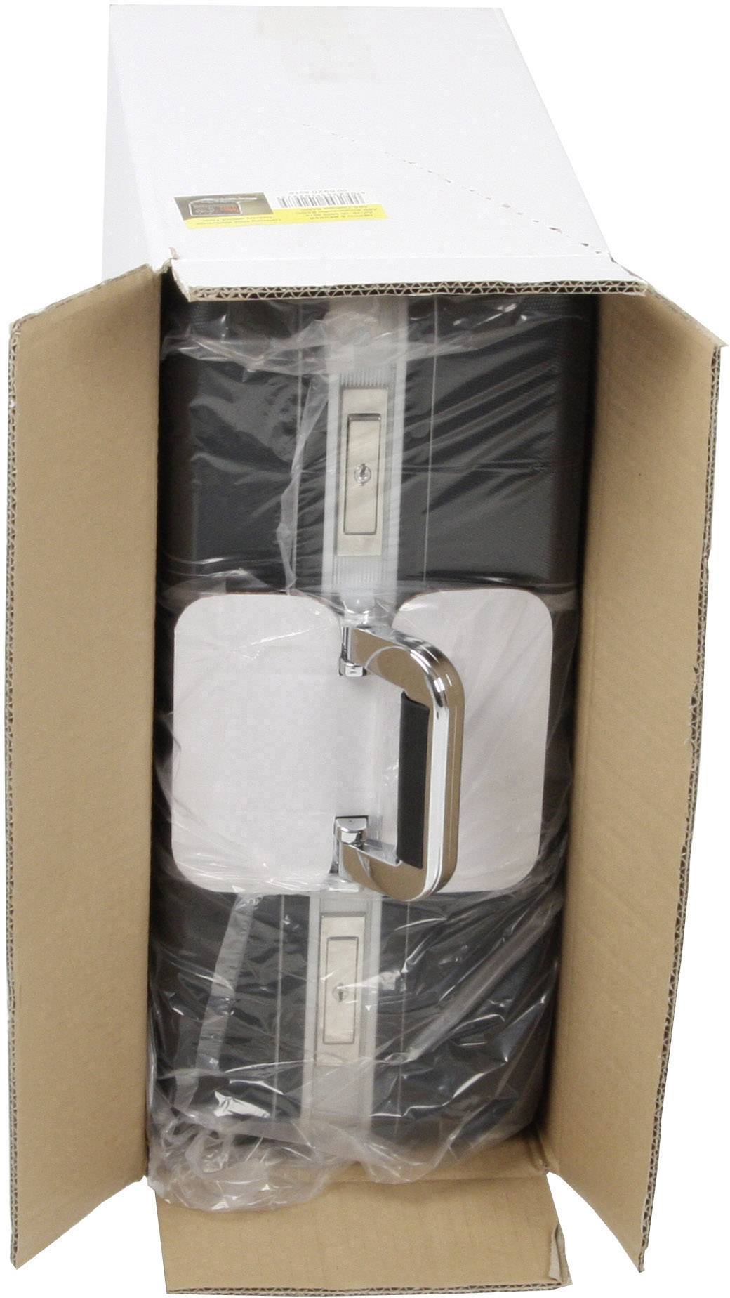 Čierná kovová kľučka v otvorenej kartónovej krabici, čiastočne zabalená v plastovej fólii.