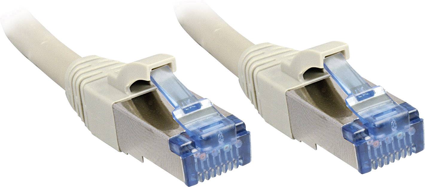 Dva béžové sieťové ethernetové káble s modrými konektormi na bielom pozadí, pričom konektory sú zreteľne viditeľné.