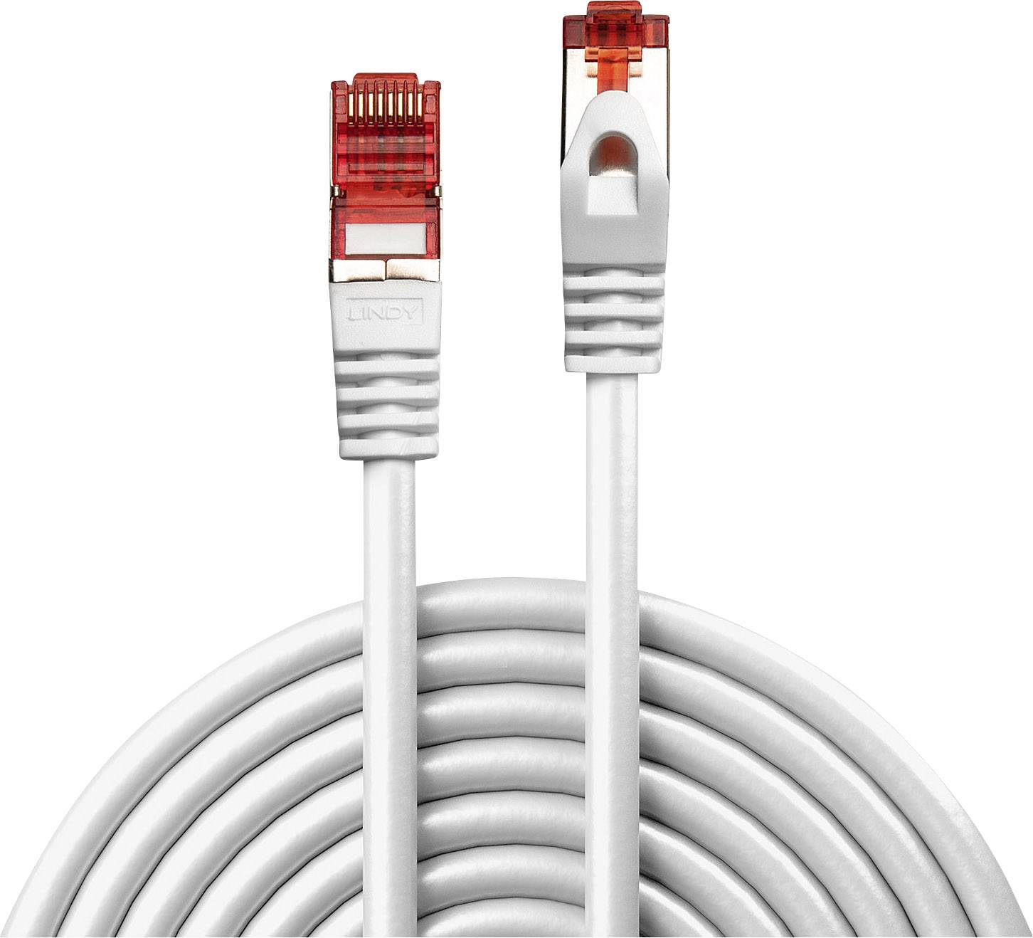 Biely ethernetový kábel s červenými konektormi, zvinutý a fotografovaný spredu, zobrazuje pripojenia a štruktúru kábla.