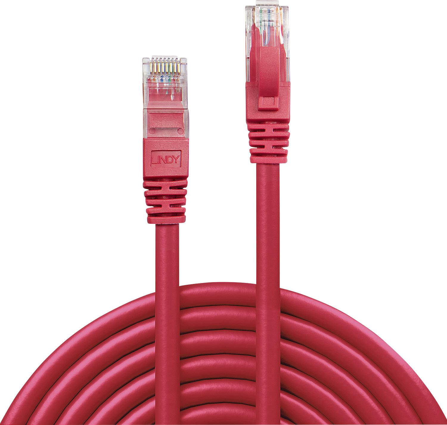 Červený ethernetový kábel, jasne viditeľný, s RJ45 konektormi na oboch koncoch, symbolizuje sieťové prepojenie.