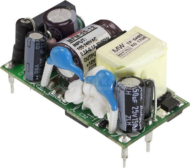 Malá elektronická doska napäťového regulátora s niekoľkými kondenzátormi, cievkami a transformátorom.