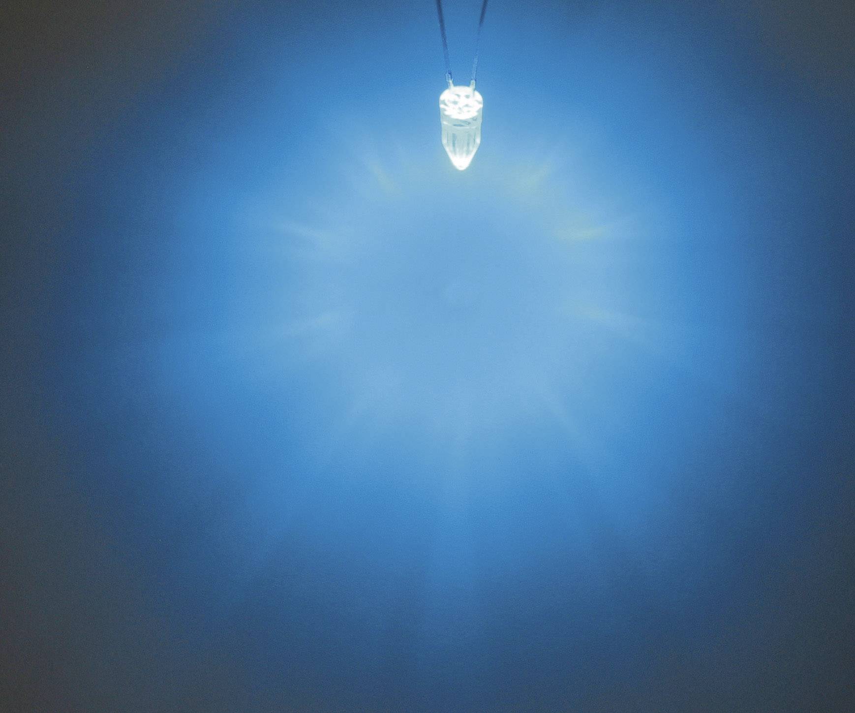 Modrá LED lampa vyžaruje rovnomerne v kruhovom tvare a vytvára jemný svetelný efekt na tmavom povrchu.