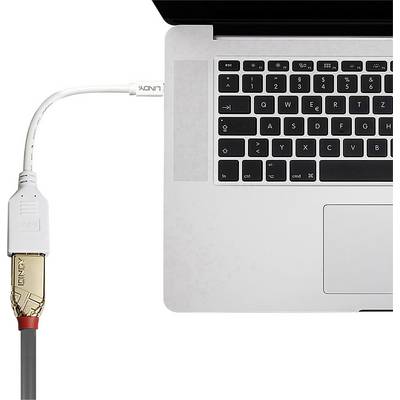 Kábel je pripojený k laptopu, ktorý pripája periférne zariadenie. Klávesnica a touchpad sú viditeľné.