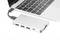 Laptop s pripojeným USB rozbočovačom. Rozbočovač má niekoľko portov vrátane HDMI a USB. Laptop je čiastočne viditeľný.