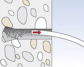 Diagram znázorňuje izolačnú vrstvu medzi dvoma stenami. Šípka ukazuje smer tepelného toku cez stenu.