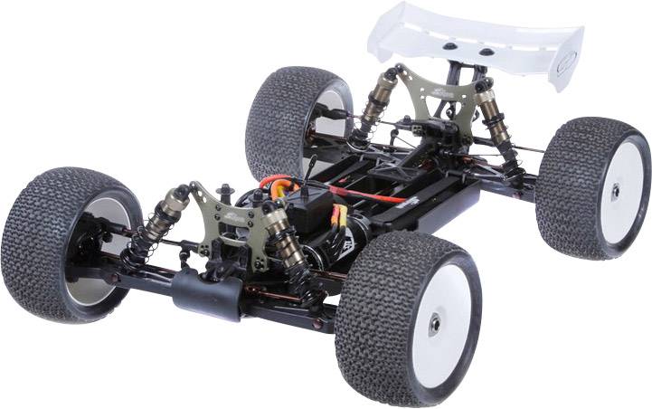 RC autíčko s veľkými pneumatikami a spojlerom bez karosérie; odhaľuje internú mechaniku, odpruženie a káble.