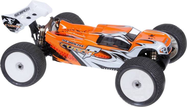 Oranžovo-čierne diaľkovo ovládané auto s veľkými pneumatikami, aerodynamickým dizajnom a spoilerom, pred neutrálnym pozadím.