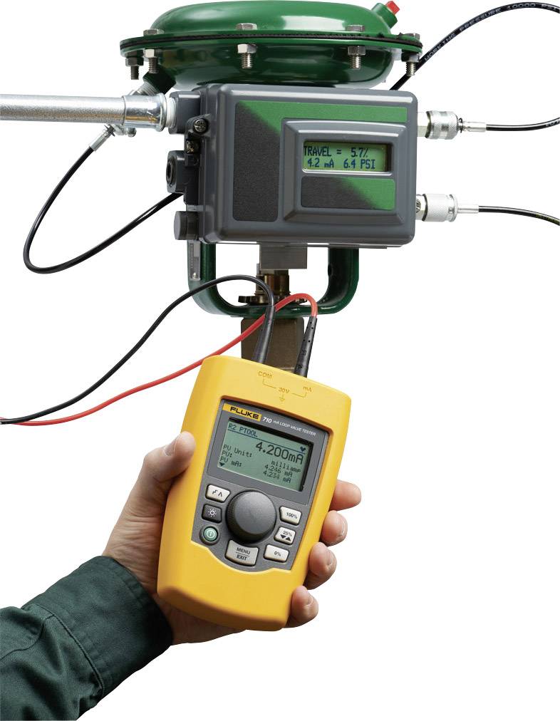 Osoba drží žlté multimeter, ktoré je pripojené k sivému elektrickému zariadeniu a zobrazuje merané hodnoty a káble.