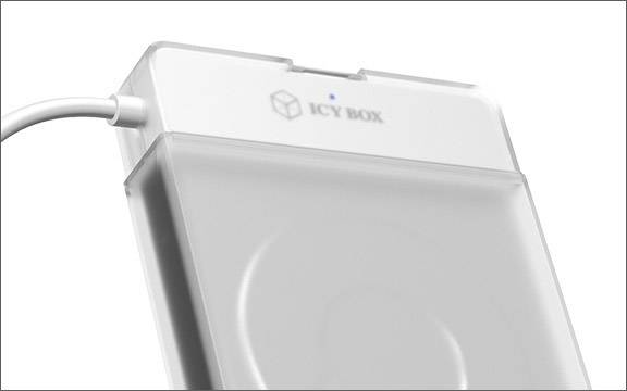 Externý box na pevný disk s názvom 'ICY BOX' s priloženým káblom, vhodný na ukladanie dát z interného pevného disku.