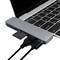 Laptop s USB hubom, ku ktorému sú pripojené viaceré káble a úložné zariadenie.