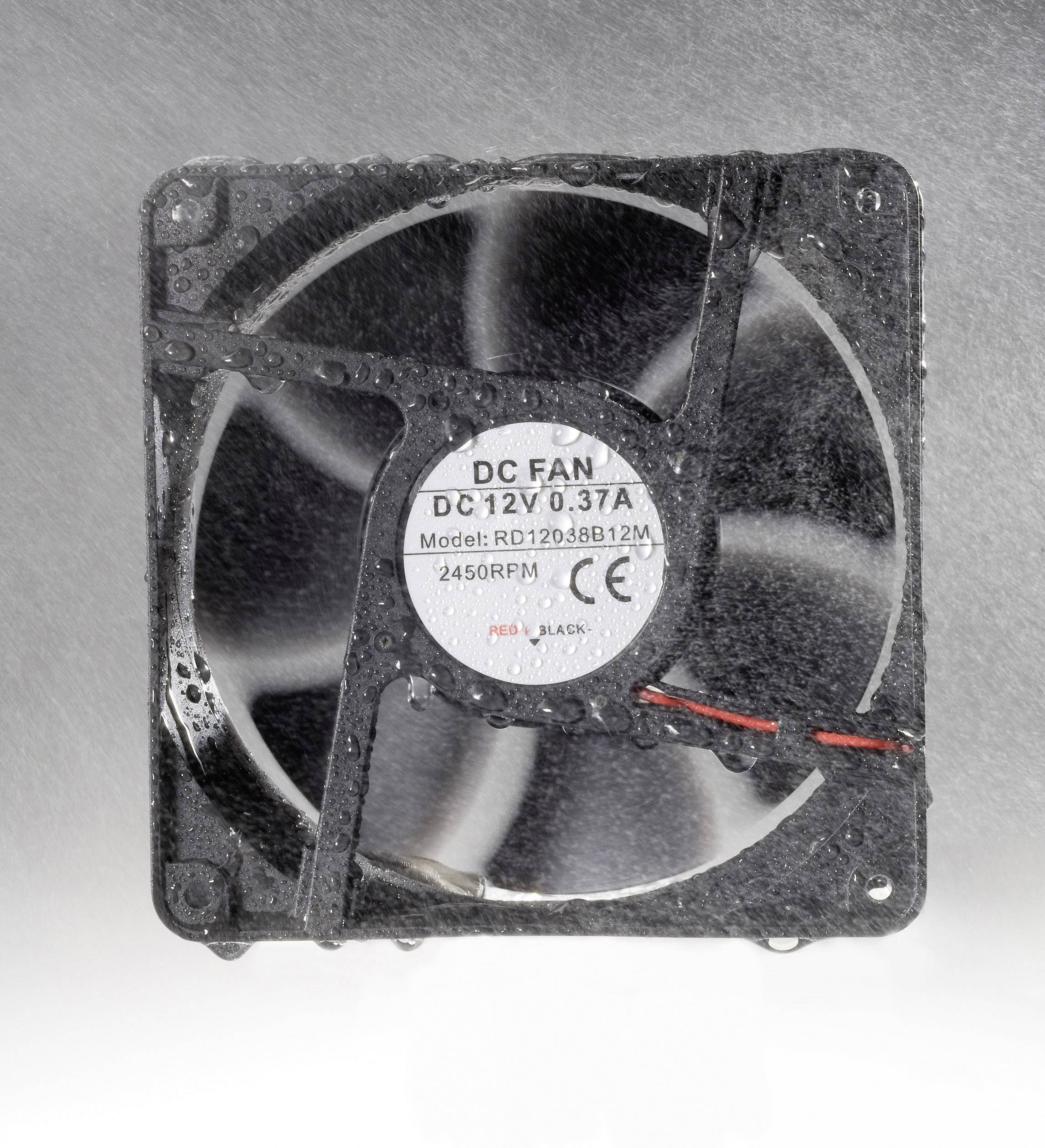 Čierny počítačový ventilátor pokrytý vlhkosťou. Na etikete je napísané: 'DC FAN DC12V 0.37A, Model: RD12038B12M, 2450 ot./min'.
