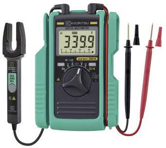 Digitálny multimeter so zeleným púzdrom zobrazuje hodnotu '339,9' voltov. Sú pripojené dva meracie káble, čierny a červený, a adaptér prúdových klieští.