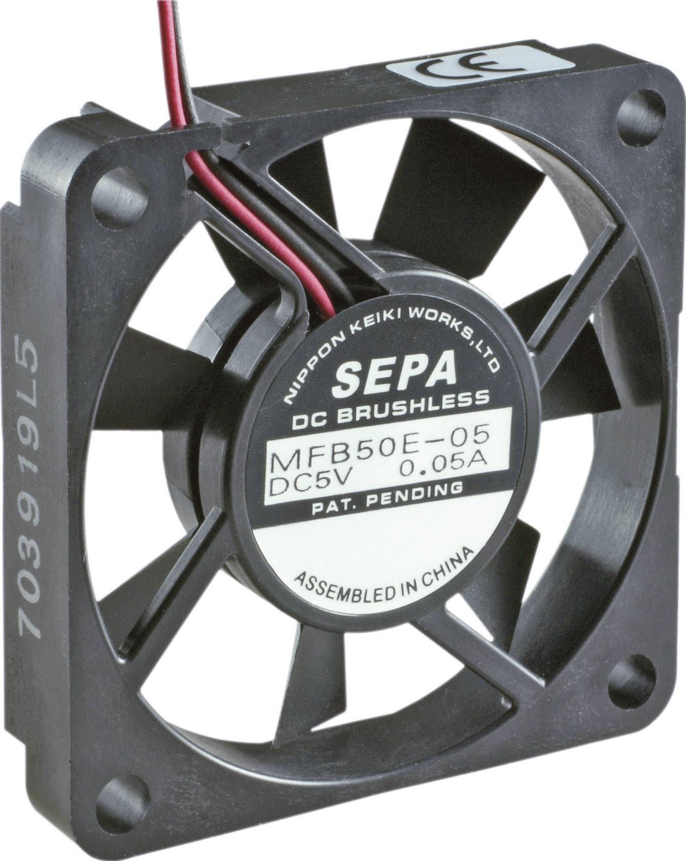 Malý štvorcový ventilátor s čiernym rámom, červeným a čiernym káblom, etiketa: 'SEPA DC Brushless, 5V, 0.05A'.
