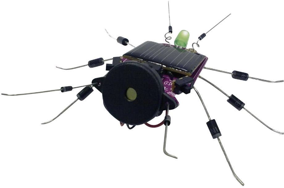 Malý, robotovi podobný chrobák s dlhými nohami a solárnym článkom na chrbte. Chrobák sa pohybuje pomocou slnečnej energie.