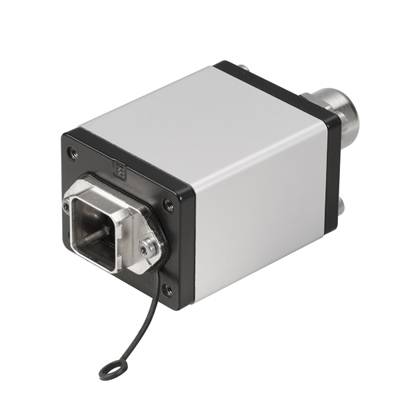 Sivé, obdĺžnikové elektronické zariadenie s hadičkovým konektorom a káblom. Pravdepodobne súčasť priemyselného systému.