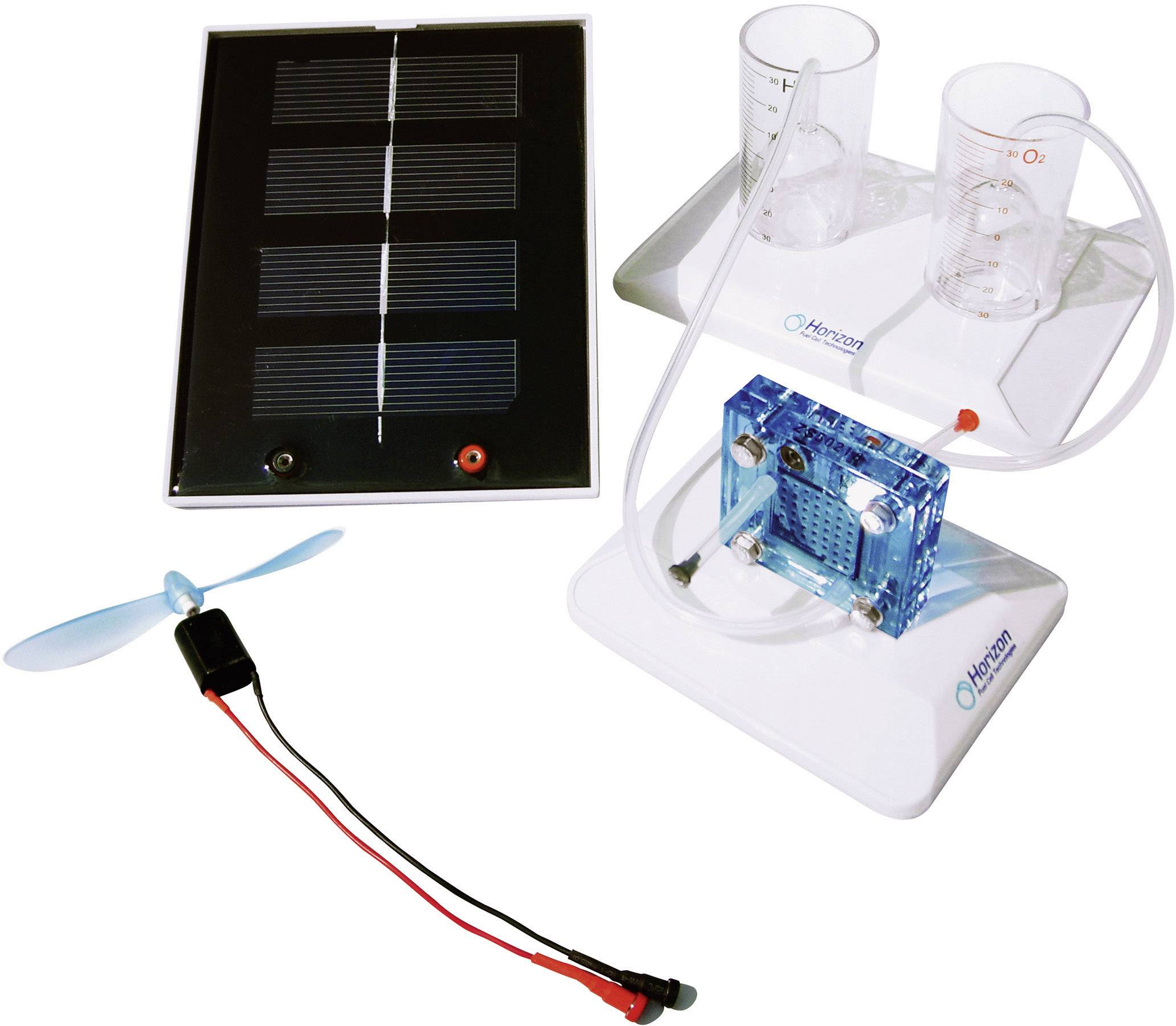 Zostava pre solárne vodíkové auto: solárny panel, elektrolyzér a motor s vrtulou. Ukazuje premenu obnoviteľných zdrojov energie.