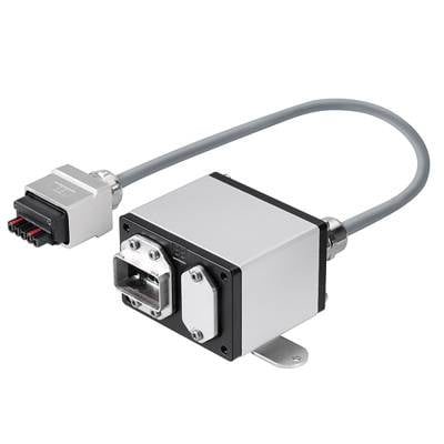 Elektronické zariadenie s kovovým krytom, ktoré sa pripája pomocou sivého kábla so zástrčkou. Vhodné pre technické aplikácie.