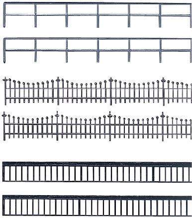 Rôzne modely malých plotov usporiadané v rade, vrátane kovových zábradlí, špicatých plotov a mriežkových systémov.