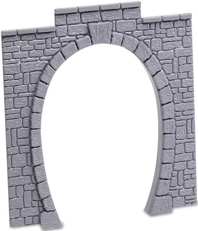 Štukový oblúk z imitácie sivých tehál, ktorý symbolizuje priechod; znázornenie architektúry alebo historického dizajnu.